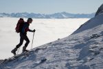 Skitourengeher über dem Nebelmeer