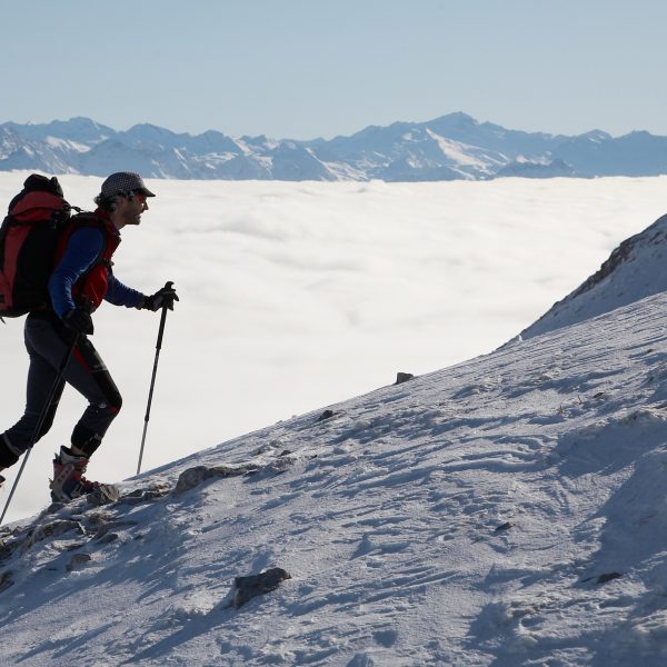 Skitourengeher über dem Nebelmeer